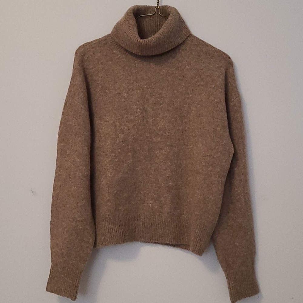 H&M Women's Beige/Brown Turtleneck Sweater